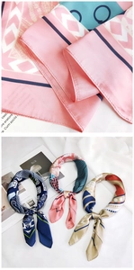 Détail de foulards carrés en soie avec motifs vintage et finitions de couture fines