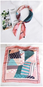 Détail d'un foulard en soie géométrique rose et marine avec motifs cachemire