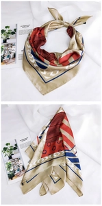 Détail d'un foulard en soie aux motifs géométriques en crème rouge et bleu marine