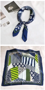 Détail du foulard en soie bleu marine et vert émeraude aux motifs géométriques variés
