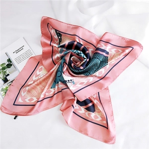 Carré en soie rose avec motifs géométriques bleus et texture florale beige élégante