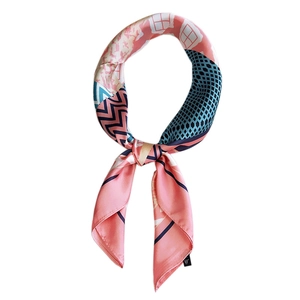 Carré de soie pour femme avec motif géométrique rose et élégant design patchwork