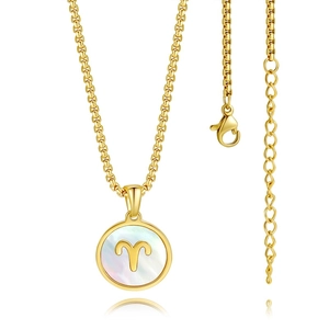 Détail du collier zodiaque plaqué or 18K avec pendentif Bélier en nacre et fermoir homard