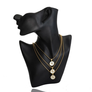 Collier zodiaque triple couche en or 18 carats avec pendentif en nacre et buste noir