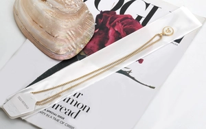 Détail du collier en acier inoxydable 18K avec pendentif zodiaque rond et chaîne en O