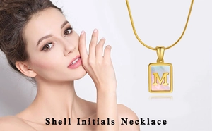 Détail du collier à maille serpent en or 18K avec pendentif M en nacre sur mannequin