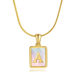 Détail macro du collier en acier inoxydable 18K avec pendentif lettre A en nacre