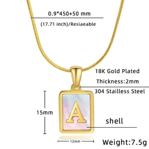 Détail d'un pendentif carré en or 18 carats avec lettre A sur nacre blanche