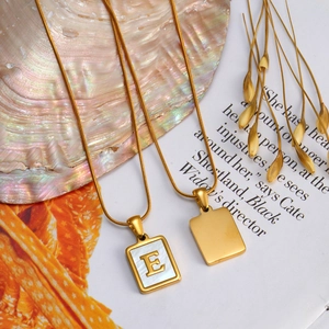 Collier en acier doré 18K avec pendentif carré lettre E et incrustation en nacre blanche