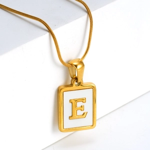 Collier en acier doré 18K avec pendentif carré en nacre blanche et lettre E