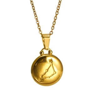 Gros plan du pendentif Capricorne en acier inoxydable plaqué or 18 carats sur chaîne