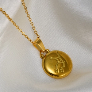Vue macro du pendentif zodiaque Vierge plaqué or 18K sur une fine chaîne à maillons