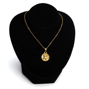 Élégant collier pendentif zodiaque plaqué or 18 carats sur un buste en velours noir