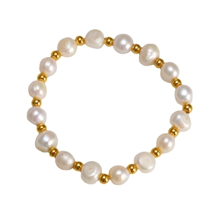 Bracelet fait main en perles d'eau douce avec perles dorées sur fond blanc neutre