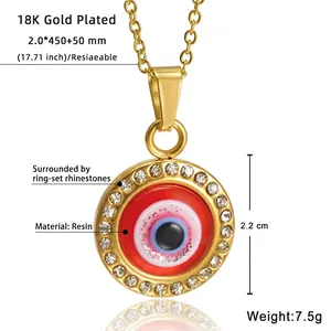 Détail du pendentif œil maléfique plaqué or 18 carats avec résine bleue et cristaux