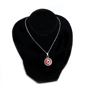 Détail du collier en acier argenté avec pendentif œil maléfique rouge et cristaux