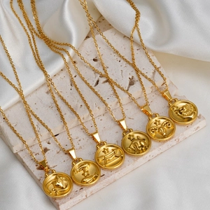 Collier médaille double face plaqué or 18K zodiaque en acier sur socle en pierre