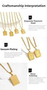 Détail de pendentifs lettres carrées en acier titane doré avec chaîne Figaro polie