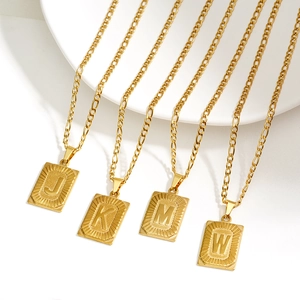 Colliers en acier titane doré avec pendentifs carrés gravés des lettres J, K, M, et W
