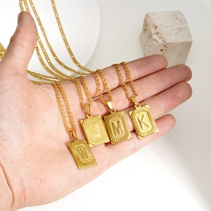 Collier Avec Pendentif Lettre Initiale Acier Inoxydable 304 Plaqué Or Médaille Carrée Chaîne Figaro Bijoux Mode Rétro Unisexe