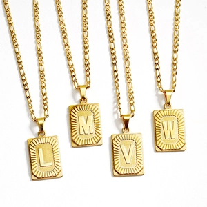 Colliers carrés dorés avec pendentifs lettres L M V W et chaînes de type Figaro