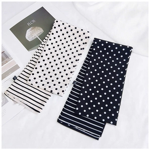 Détails de foulards en soie à rayures et pois avec un arrière-plan de magazine chic