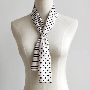 Écharpe étroite en soie avec pois et rayures noir et blanc sur un mannequin