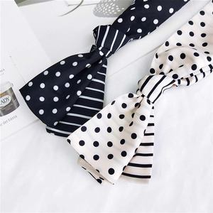Lot de bandeaux à pois et rayures noir et blanc pour femmes sur tissu blanc