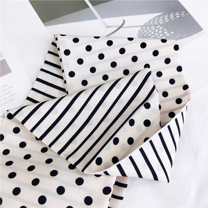 Foulard en soie avec pois et rayures noir et blanc pour accessoire de mode femme
