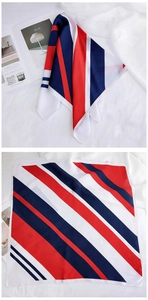 Vue détaillée d'un foulard carré en soie avec motifs géométriques rouge, blanc et bleu