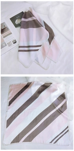Vue détaillée du foulard carré en satin à rayures géométriques marron, rose et blanc