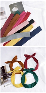 Détail de bandeaux en daim colorés présentés à plat et noués en jolis nœuds