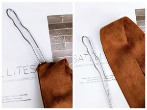 Détail de foulard en daim marron avec fil métallique ondulé sur fond de magazine de mode