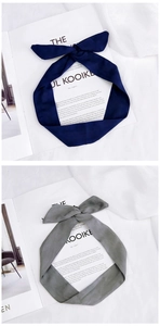Détails des bandeaux nœuds en satin bleu marine et gris sur fond artistique élégant