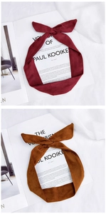 Bandeau à nœud en suédine unie rouge foncé et beige présenté sur du tissu blanc