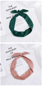 Détails des bandeaux en suédine de couleur unie, tons vert foncé et rose poudré