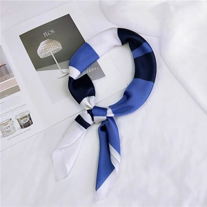 Élégant foulard en soie à blocs de couleurs géométriques bleu marine et blanc noué