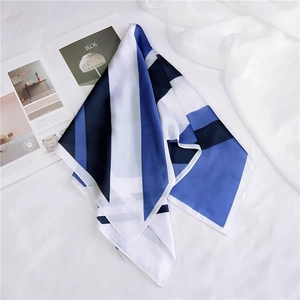 Élégant foulard en soie à blocs de couleurs bleu Klein et blanc sur fond minimaliste