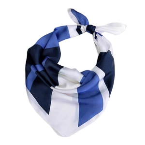 Carré de soie rayé bleu et blanc avec motifs géométriques sur fond blanc épuré