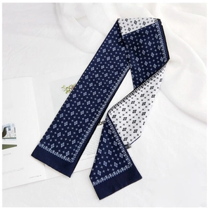 Detailopname van de zijden sjaal met donkerblauw en wit geometrisch sterrenpatroon
