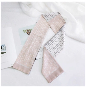 Detailopname van elegante roze en ivoren zijden sjaal met geometrische bloemmotieven