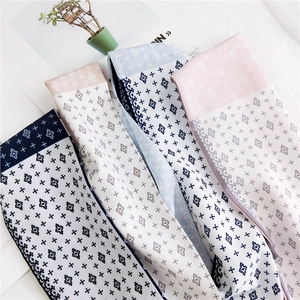 Retro zijden sjaals met geometrische print in vier kleuren voor haar, pols of tassen
