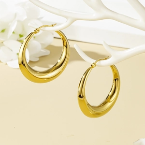 Boucles d'oreilles créoles dorées en forme de larme en acier poli effet miroir