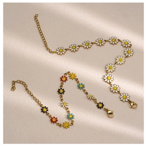 Détails de colliers marguerites en émail coloré avec chaînes dorées et fermoirs mousqueton
