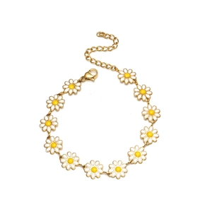 Bracelet élégant en chaîne dorée avec breloques marguerites blanches et fermoir mousqueton