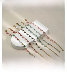 Ensemble détaillé de bracelets en acier titane avec breloques cœur œil grec émaillées