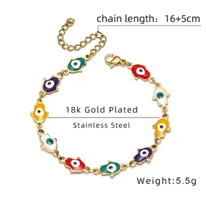 Détail du bracelet Hamsa œil protecteur en émail coloré avec plaquage en or 18 carats