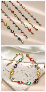 Détails des breloques Hamsa et mauvais œil en émail coloré sur un bracelet doré élégant