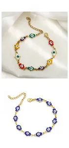 Détail de bracelets main de Hamsa colorés avec motifs mauvais œil en finition dorée