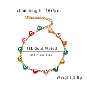 Détail du bracelet mauvais œil plaqué or 18k avec breloques cœurs en émail coloré
